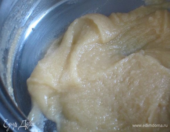 Влить постепенно молоко и размешать, чтобы не было комочков.