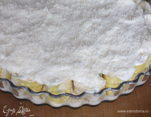 ....и сверху залить оставшемся соусом. Если Бешамель получился слишком густой, то добавьте немного молока в уголки формы. Посыпать пармезаном, накрыть фольгой  и запекать в разогретой до 180 °С духовке 10 минут. Снять фольгу  и  запекать до  золотистого цвета.