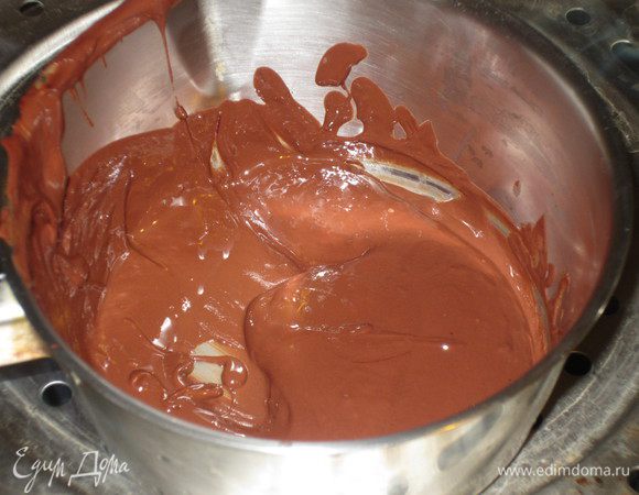 Растопить шоколад на водяной бане.