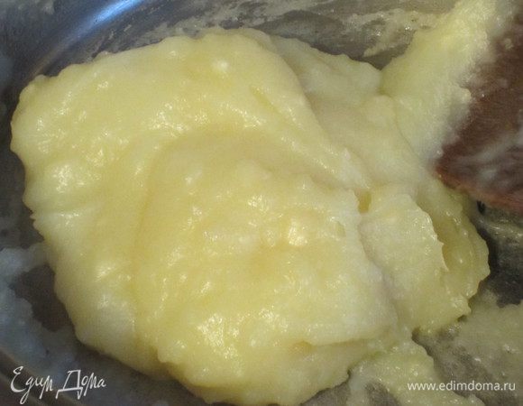 В сотейнике распустить масло,добавить муку ,сахар,тонкой струйкой влить молоко и ,постоянно помешивая,довести до кипения.Остудить. 