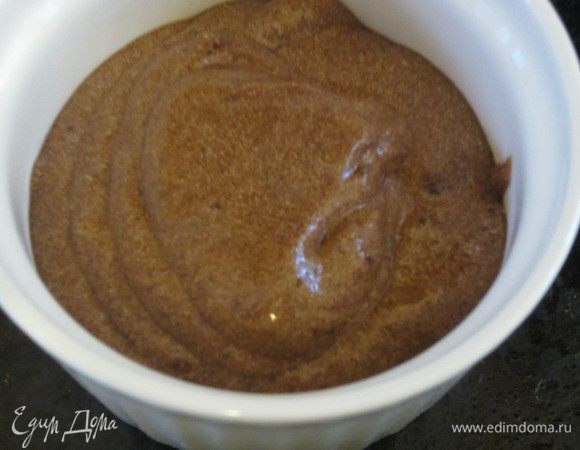 Массу переложить в керамические формочки и выпекать в разогретой до 180 °С духовке 20 минут.