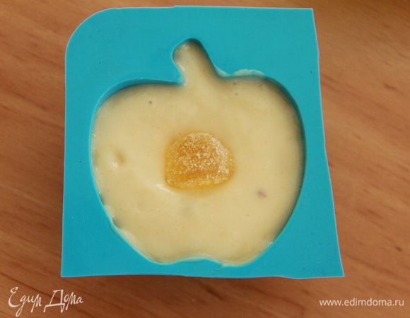 Выкладываем тесто в силиконовую форму, кладём кусочек мармелада и слегка вдавливаем его.