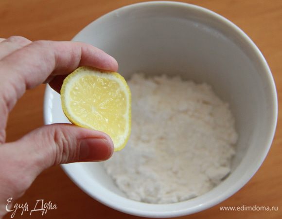 Для сахарной глазури: просеять сахарную пудру 1/2 стакана. Добавить 1 ч.л. лимонного сока и немного воды. Воду подливать по чуть-чуть, интенсивно размешивая, пока сахарная пудра не превратится в глазурь. Подкрасить можно вишнёвым соком.