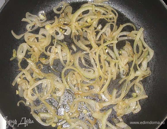 Обжарить на сливочном масле до золотистого цвета. 