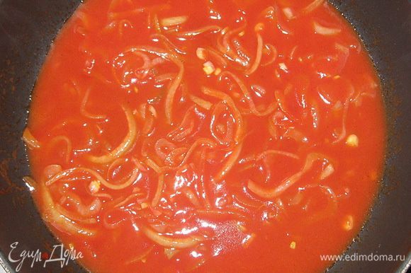 Добавить томатную пасту и воду. Тушить около 10 минут. В конце заправить чесноком, солью и перцем.