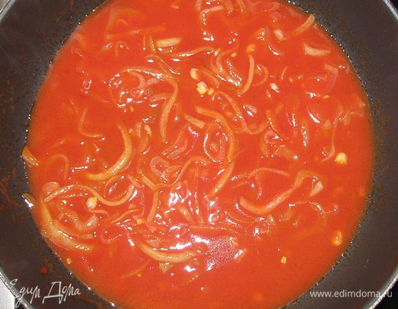 Добавить томатную пасту и воду. Тушить около 10 минут. В конце заправить чесноком, солью и перцем. 