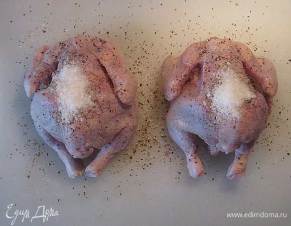 Натереть солью и перцем. 