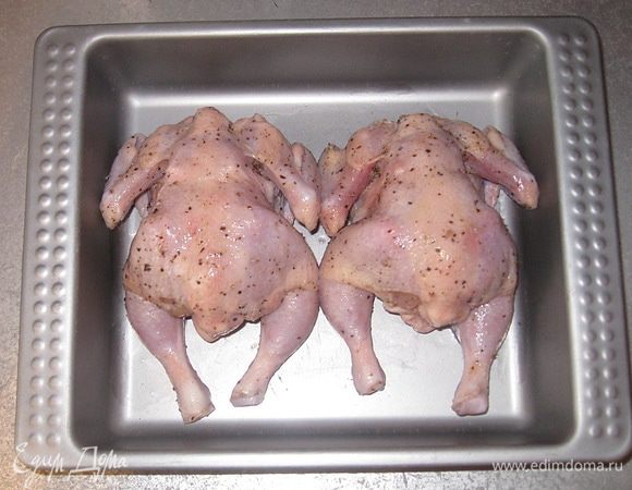 Выложить цыплят в смазанную маслом форму. 