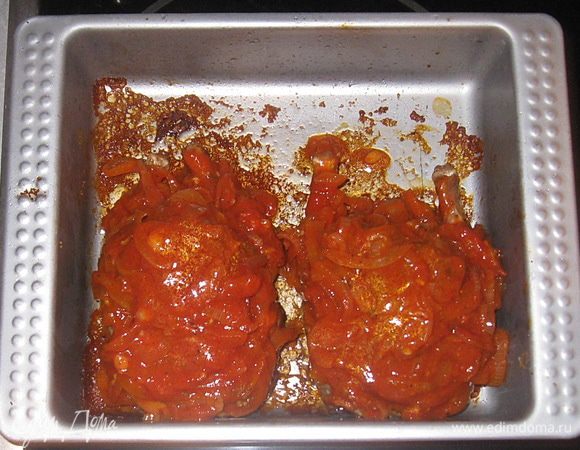 Достать цыплят из духовки. Залить соусом и вернуть в духовку еще на 15 минут. 