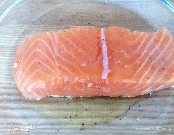  Семгу посолить морской солью (слегка), поперчить. Смазать оливковым маслом.
Из приготовленного филе делаем форму стейка.
Разрезаем острым ножом, не доходя о конца примерно 2-3 мм