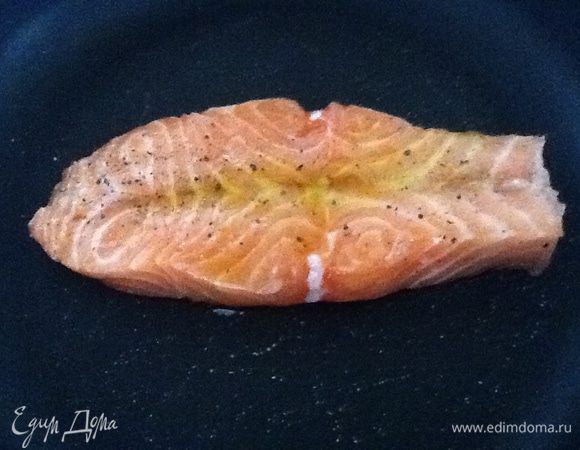 Разрезом вниз на толстую разогретую сковороду или на сковороду гриль.
(Если не нравится жарить, можно налить воды до половины высоты стейка и приготовить его в воде.). Обжарить 2-3 минуты с каждой стороны. Вторая сторона обычно готова через минуту.