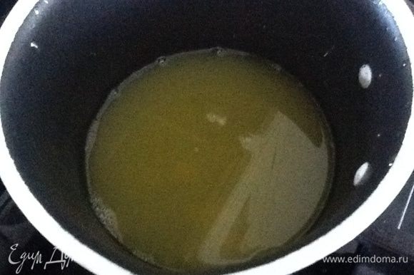 Апельсиновый сок выпарить на две трети и отставить, если рыба еще не на тарелке. Перед подачей еще раз прогреть выпаренный сок и добавить в него кусочек сливочного масла. Сразу полить готовое блюдо и подавать.