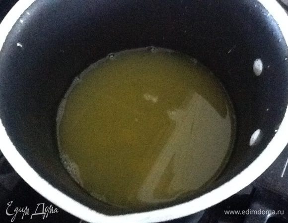 Апельсиновый сок выпарить на две трети и отставить, если рыба еще не на тарелке. Перед подачей еще раз прогреть выпаренный сок и добавить в него кусочек сливочного масла. Сразу полить готовое блюдо и подавать.