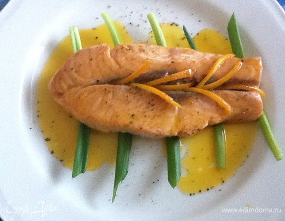 Стейк. Корочки внутрь. (я их кладу в середину стейка еще на сковороде, когда перевернула..
Поливаем соусом. Все!