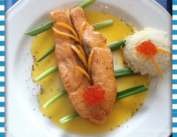 Следующая тема называется "Лучшее - враг хорошего!". Но - куда деваться?
Рис, икра - банально! Лучше, конечно, что-нибудь зеленое. 
Про-буй-те! При приготовлении нужно быть очень быстрым. Блюдо готовится мгновенно. Пока выпаривается сок, рыба уже готова.