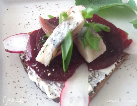 Свекла. Заранее (вчера или позавчера) сварить или запечь почистить, охладить, нарезать тонкими слайсами. залить лимонным соком. Добавить одивковое масло, если маринаду стоять не более суток в холодильнике. Если более - без масла. Можно мариновать и с уксусом и как Вам нравится - не суть. Просто у свеклы надо отбить грубый вкус и сделать ее кисло-нежно-хрустящей.
Свеклу веером на редиску.