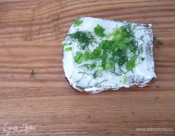 Хлеб "Бурже" достаточно хорош для сморребродов, намазать козьим сыром или сметанкой (можно с хреном) или классическим ремуладом.