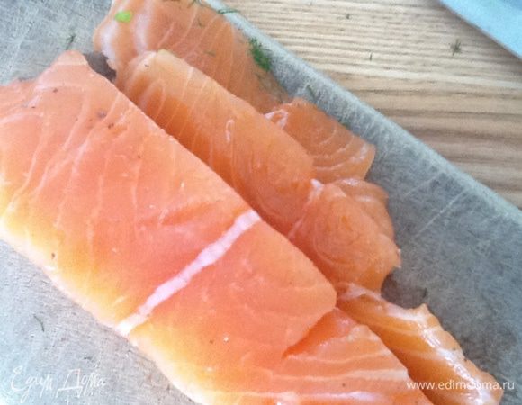 От очень слабосоленой семги отрезать тонкие пластины