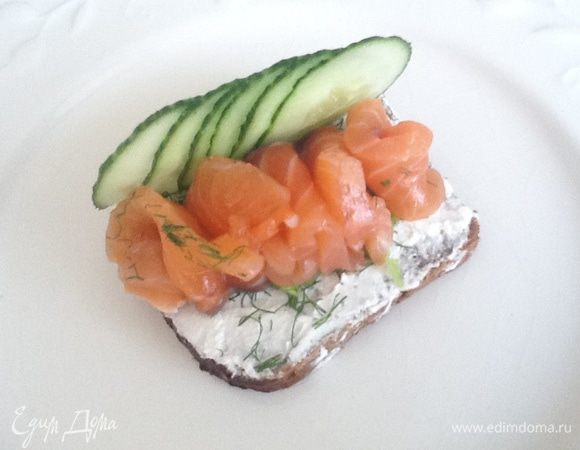 Уложить их, делая из каждой гармошку плотно друг к другу. Огурец настрогать тонкими слайсами и поставить как забор