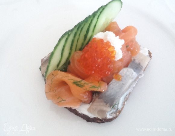 С одной стороны уложить ломтики сельди (замариновали заранее, как любите)