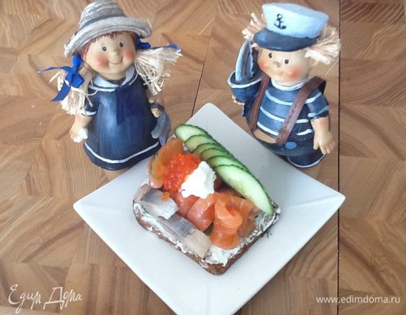 Позвали " капитанов". Не забыли научить дать вилку и нож. и объяснить порядок действий.