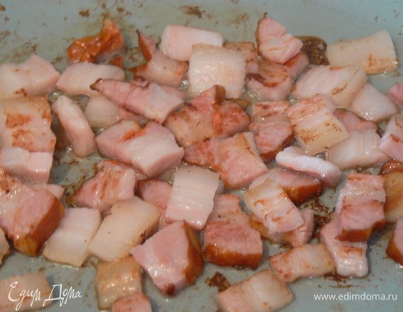 грудинку нарезать кусочками,обжарить, отложить в тарелочку