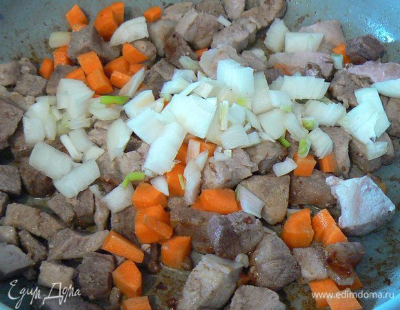 нарезать мясо на мелкие кубики,обжарить в сковороде,где жарилась грудинка,добавить порезанные на кубики морковь и лук,обжарить до золотистого цвета