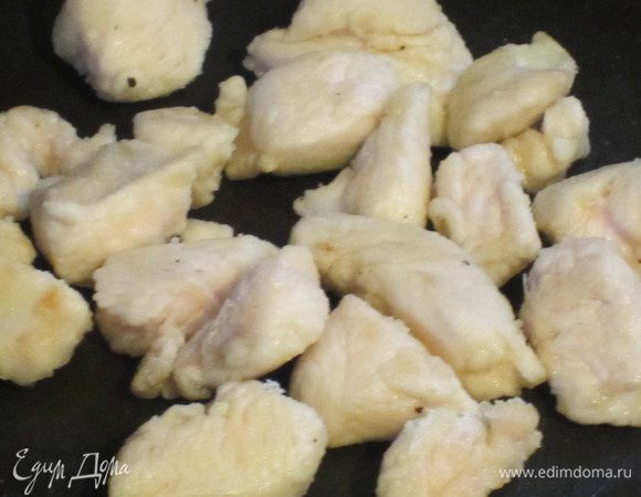 Нарезать полосками куриное филе и обвалять в панировке из крахмала,соли,перца.В сковороде с антипригарным покрытием разогреть 4 ч.л. оливкового масла и обжарить мясо 10 минут.