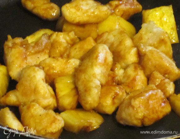 Добавить ананас,имбирь,карри,соевый соус,перемешать и готовить ещё несколько минут.