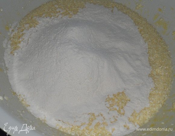 Яйца растереть с сахаром, медом, маслом, добавить разрыхлитель и муку, размешать до однородности.