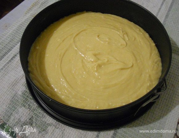 Переложить тесто в форму и выпекать при температуре 170 до готовности. Для этого торта сгущенное молоко хорошо подойдет жидко сваренное, варю 1 час 20 минут.