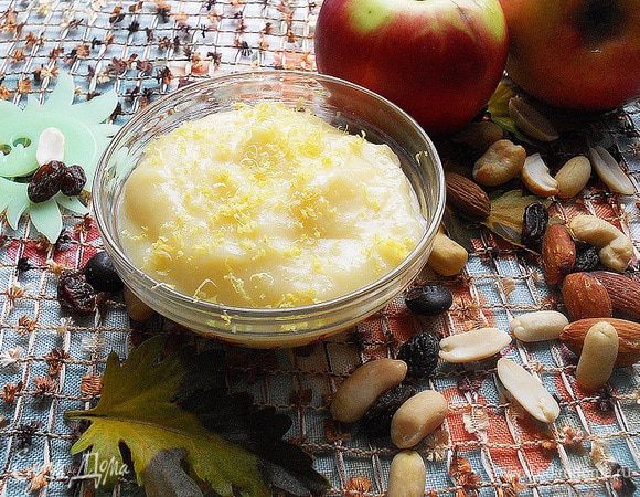 Тем временем варим заварной крем. Для начала берем яйца (3 шт.) и вбиваем в мисочку, добавляем сахар (100 г) и ванильный сахар и хорошо перетираем. В яйца с сахаром добавляем муку (50 г) и хорошо растираем до однородности. Затем вливаем небольшими порциями молоко и размешиваем венчиком до однородного состояния, затем ставим на водяную баню и варим до загустения, помешивая венчиком. Снимаем с бани и накрываем пленкой, остуживать заварной крем нужно под пленкой, чтобы не образовалась пленочка.