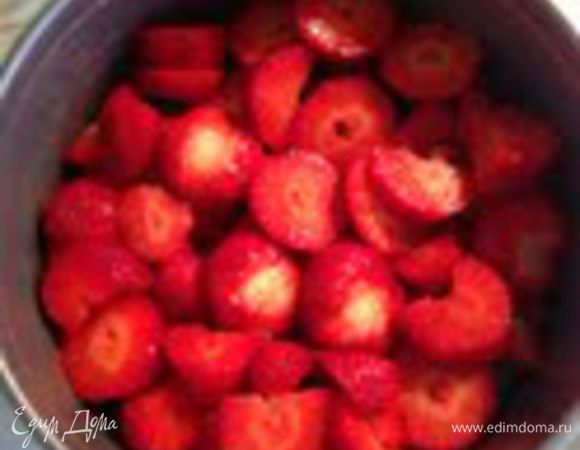 Духовку разогреть до 180°. Форму диаметром 18 см смазать сливочным маслом.Клубнику помыть,обсушить и порезать произвольно и сложить в форму. 