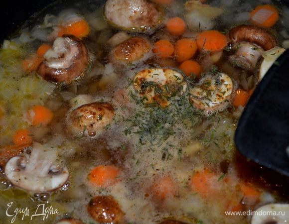 На  сковороду выложить растительное масло и сливочное. Как сковорода нагреется выложить лук, чеснок, морковь , соль и перец. Готовим 3 мин.
Добавим грибы и готовим еще 5 мин. Затем вино еще 1 мин. готовим. Добавим бульон, тимьян, розмарин. Закроем крышкой и тушим 10 мин.