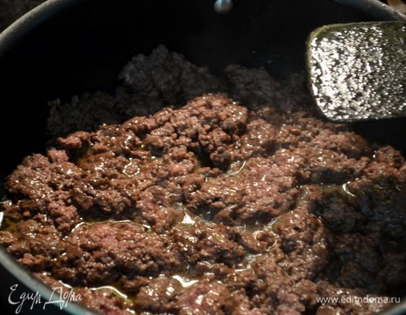 Если у вас фарш, предварительно обжарьте его. 