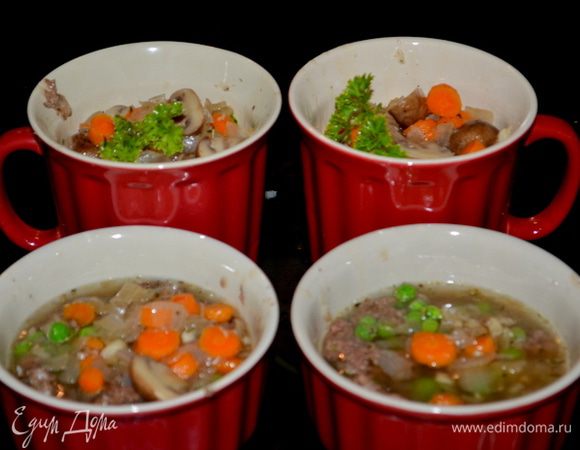 Добавим в общую  массу крахмал, перемешаем. Затем мясо ,горошек и кукурузу, петрушку. Снимем  с огня. Посолим и поперим. Разложим все по горшочкам.