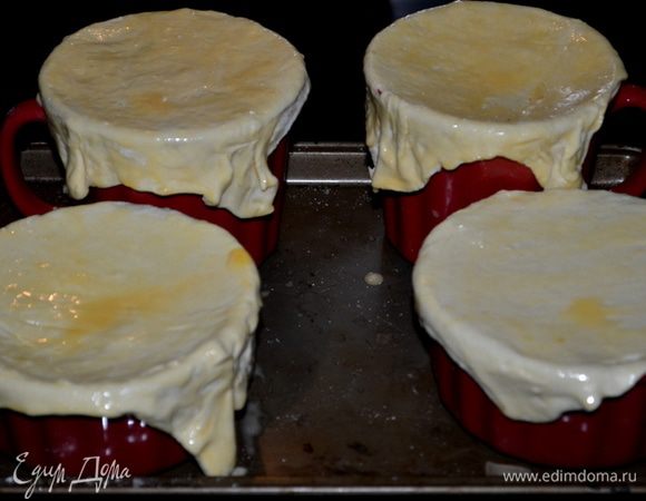 Духовку разогреем до 190 гр.
Слоеное тесто разделим на кол-во горшков. Смажем кисточкой тесто приготовленным яйцом с водой. Сделаем 3 небольших надреза. Поставим в духовку на 25 мин.