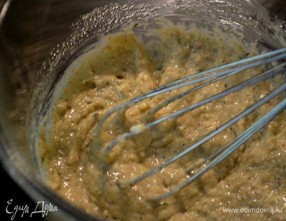 Разогреть духовку до 180 гр.
Смешать хлебную крошку, размягченное масло и оливковое масло .