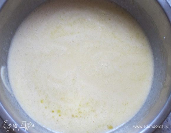 Натереть цедру лимона,сок выжать.Взбить яйца с сахарной пудрой,добавить йогурт,масло,сок и цедру лимона,хорошо перемешать.