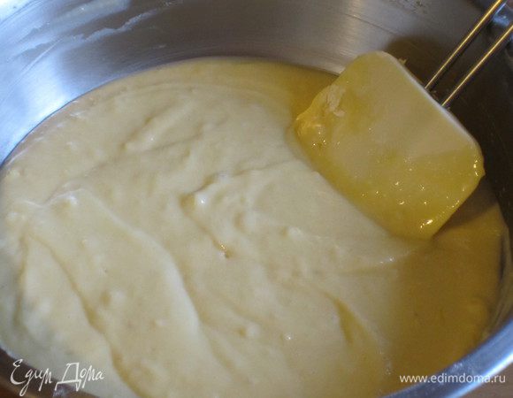 Муку просеять с крахмалом,миндальной мукой,солью и ввести в тесто.Тщательно перемешать.