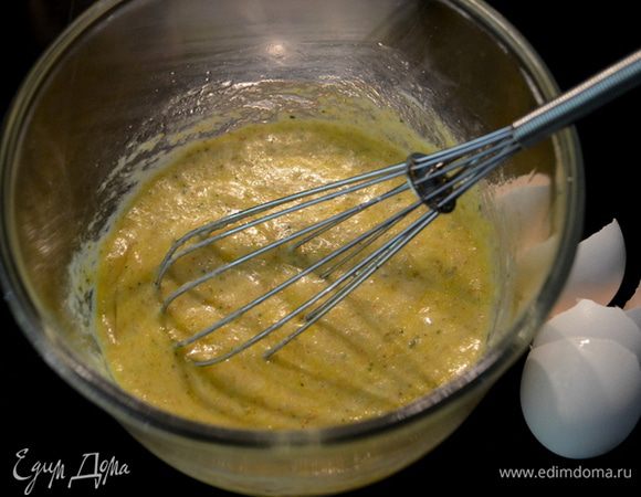Добавить яйца в массу и щепотку соли. Перемешать.