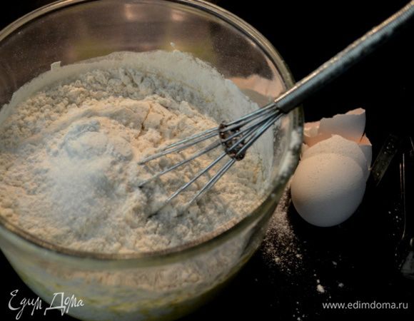 Добавим муку,разрыхлитель в общую массу и медленно воду. 