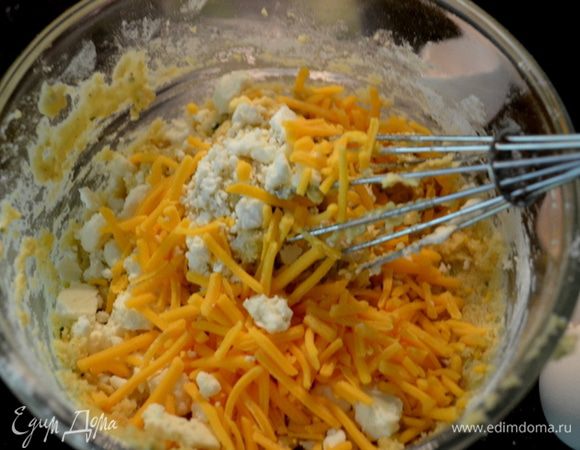 Добавим сыр Фета и Чеддар,перемешаем.