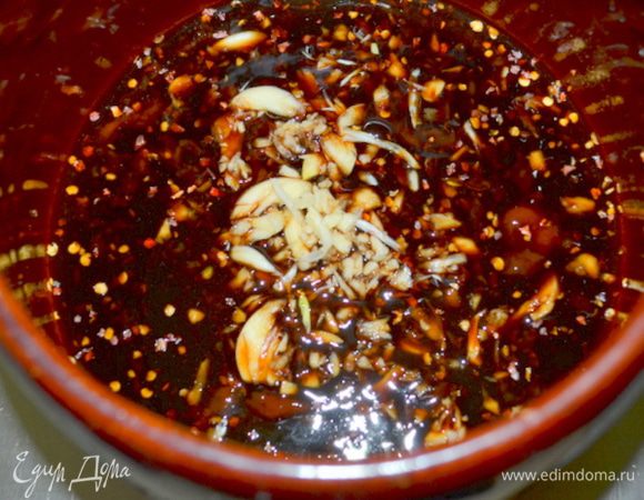 Смешать 7 первых ингридентов в емкости или в пакете:
1/4 стак.соевый соус,
1 стол.л свежий лимонный сок,
1 стол.л кетчуп,
2 ч.л коричневый сахар,
1 ч.л вустер.соус.
1/4 ч.л красный перец хлопьями, 
4 дольки чеснока, раздавить.
