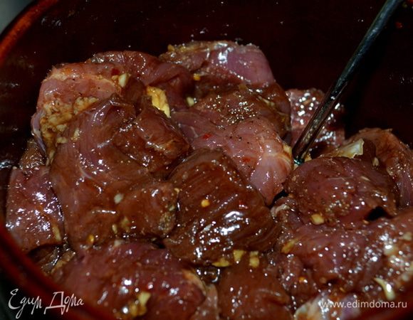 Добавим свинину кубиками. Поставим в холодильник на 1 час,  а лучше  дольше. Перевернем несколько раз в процессе маринования.