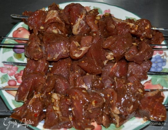 Гриль разогреем средне -высокий огонь.
Нанизаем на шампура свинину. И выкладываем на разогретый гриль.
Готовим до готовности свинины.