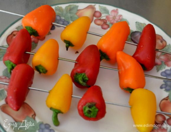 Отдельно нанизаем на шампура мини перец, обязательно попробуйте, если есть они у вас в продаже, богатый вкус и чистки не требует для гриля. Обожаю этот перчик. Или режем крупный на части, очистив от зерен.