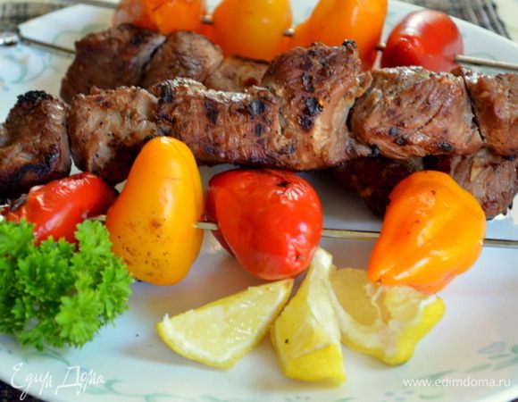 Шашлыки готовые снимаем, выкладываем перчики. Предварительно сбрызнем спреем для грилирования. Или оливковым маслом кисточкой слегка пройдемся. Грилим 3 мин.сторона. Подаем с шашлыками.
Приятного аппетита.