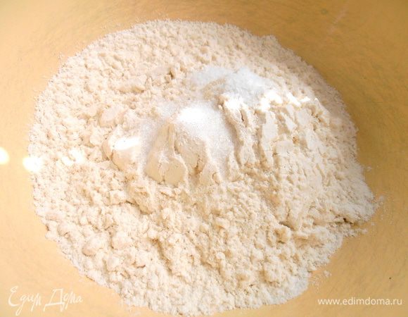 Делаем заварное пресное тесто. В просеянную муку добавить соль, сахар...
