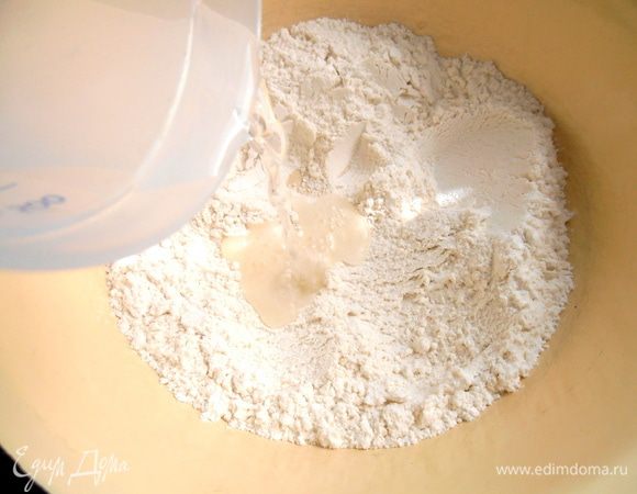 Начинаем вливать горячую(!) воду...